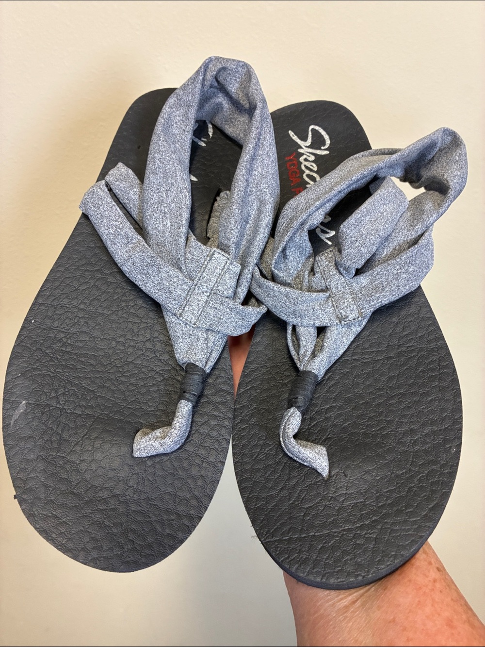 Skechers YOGAFOAM Wrap Flip Flop Sandals with Black Footbed, Size 8.